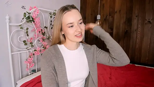 Snapshot of KristleKirst chatting on November 2025 03:03:02 PM KristleKirst online show from November 2025 03:03:02 PM