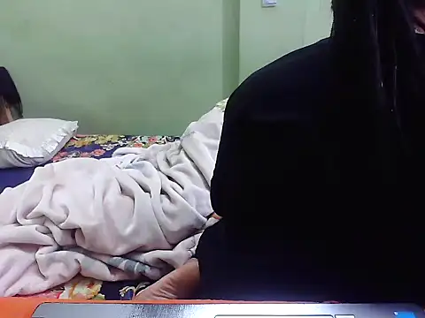 Snapshot of TwinRose2000 chatting on December 2025 01:37:02 PM TwinRose2000 online show from December 2025 01:37:02 PM