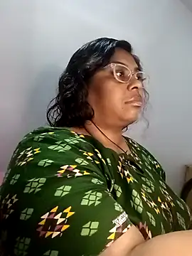 Snapshot of Riya-mallus chatting on November 2025 03:13:02 PM Riya-mallus online show from November 2025 03:13:02 PM