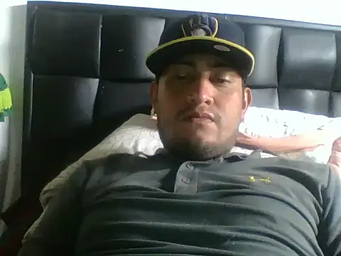 Snapshot of Minnie2013Mickey chatting on November 2025 07:15:01 PM Minnie2013Mickey online show from November 2025 07:15:01 PM