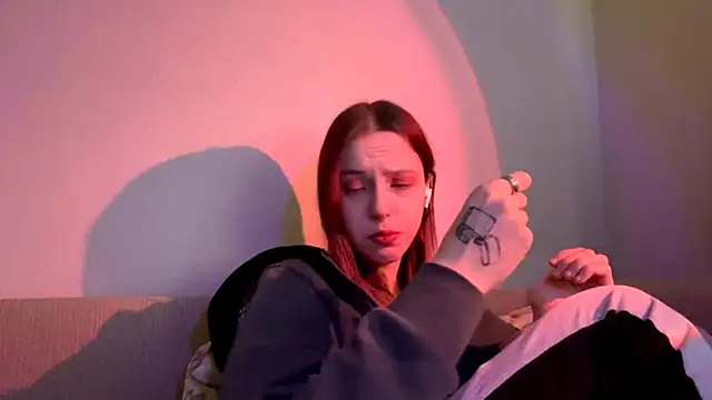 Snapshot of LulyClouds chatting on November 2025 09:08:02 AM LulyClouds online show from November 2025 09:08:02 AM