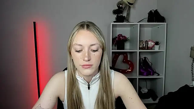 EvelynBlond online show from July 2026 02:01:02 PM