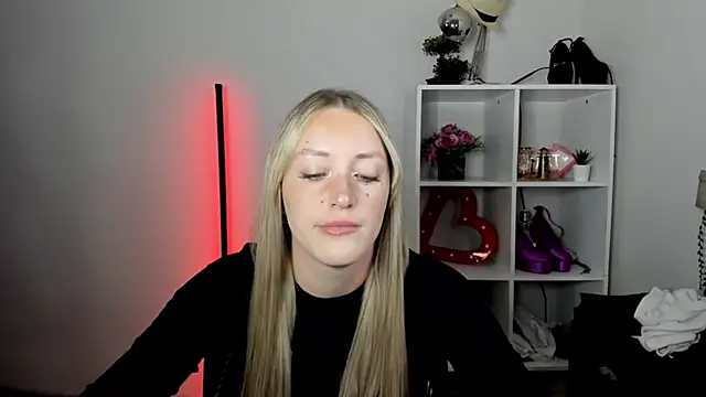 EvelynBlond online show from July 2026 12:45:02 PM