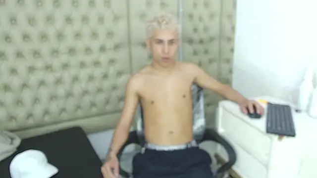 Snapshot of HollmanFronsh chatting on December 2025 03:00:02 AM HollmanFronsh online show from December 2025 03:00:02 AM