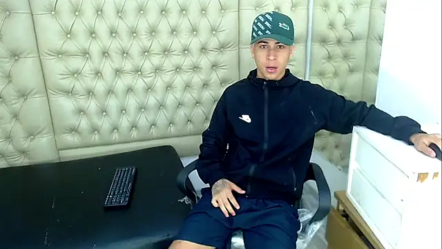 Snapshot of HollmanFronsh chatting on December 2025 02:19:01 AM HollmanFronsh online show from December 2025 02:19:01 AM