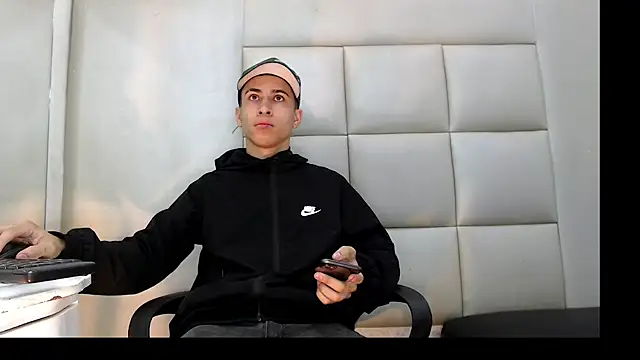 Snapshot of HollmanFronsh chatting on January 2026 03:45:02 AM HollmanFronsh online show from January 2026 03:45:02 AM