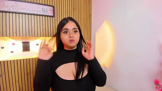 Snapshot of SaraLondon13 chatting on November 2025 10:41:02 PM SaraLondon13 online show from November 2025 10:41:02 PM