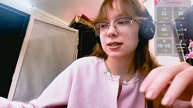 Snapshot of LouettaTornese chatting on November 2025 08:17:02 AM LouettaTornese online show from November 2025 08:17:02 AM