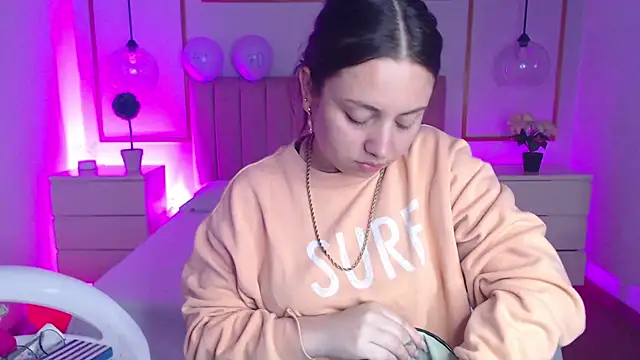 Snapshot of Alice_Sinclair_ chatting on November 2025 12:27:02 PM Alice Sinclair online show from November 2025 12:27:02 PM