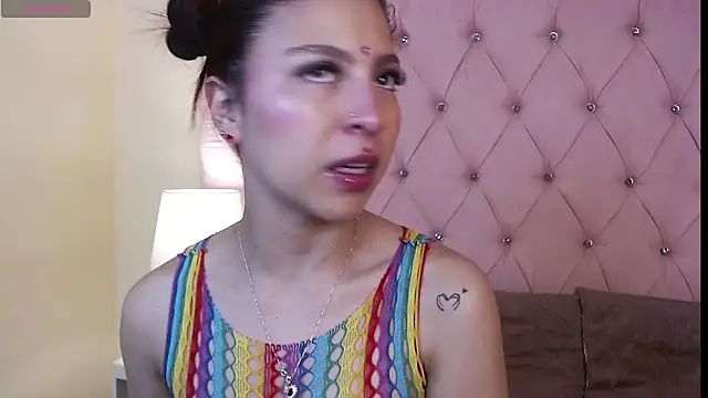 Hillary Thomson online show from November 2025 01:00:02 PM