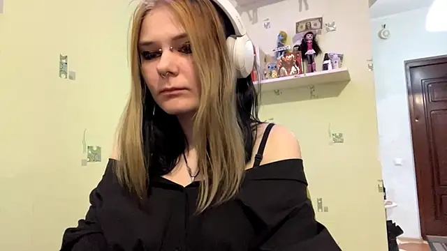 Snapshot of TraceeSchutt chatting on December 2025 08:15:02 PM TraceeSchutt online show from December 2025 08:15:02 PM