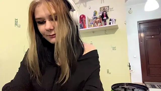 Snapshot of TraceeSchutt chatting on December 2025 01:06:01 PM TraceeSchutt online show from December 2025 01:06:01 PM