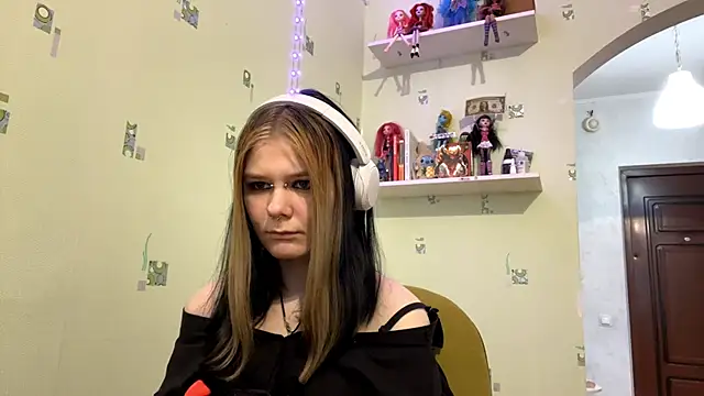 Snapshot of TraceeSchutt chatting on December 2025 01:18:02 PM TraceeSchutt online show from December 2025 01:18:02 PM