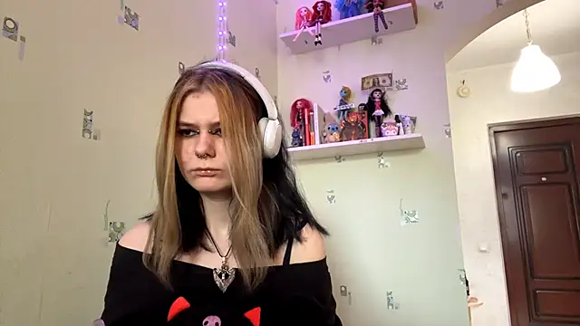 Snapshot of TraceeSchutt chatting on December 2025 01:08:01 PM TraceeSchutt online show from December 2025 01:08:01 PM