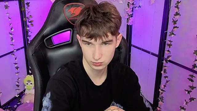 Snapshot of Maxwellchiik chatting on November 2025 12:38:01 PM Maxwellchiik online show from November 2025 12:38:01 PM