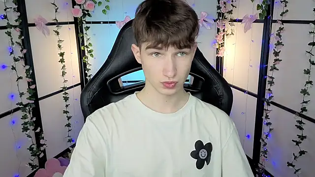 Snapshot of Maxwellchiik chatting on November 2025 09:29:02 PM Maxwellchiik online show from November 2025 09:29:02 PM