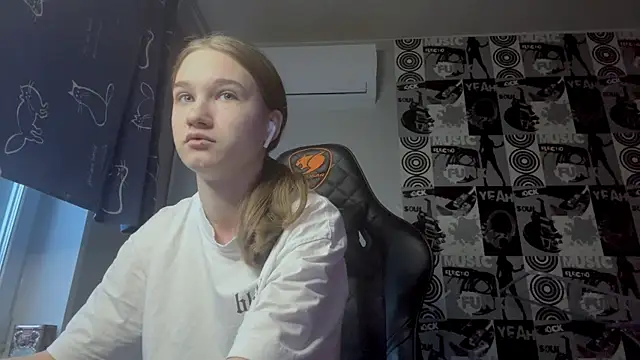 helgicuteness online show from December 2025 12:23:02 PM