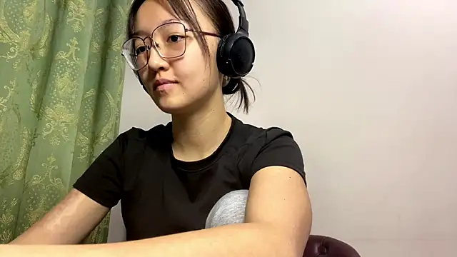 Snapshot of LinaClous chatting on December 2025 01:27:01 PM LinaClous online show from December 2025 01:27:01 PM