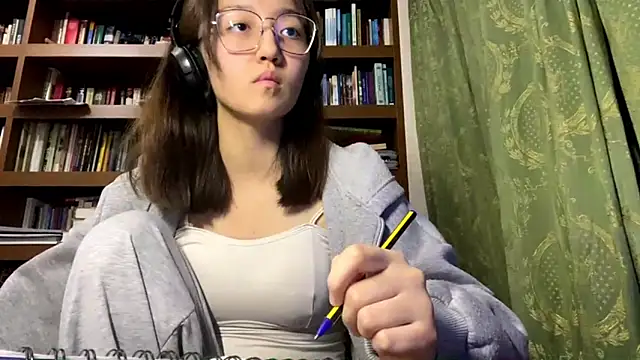 Snapshot of LinaClous chatting on December 2025 03:39:01 PM LinaClous online show from December 2025 03:39:01 PM