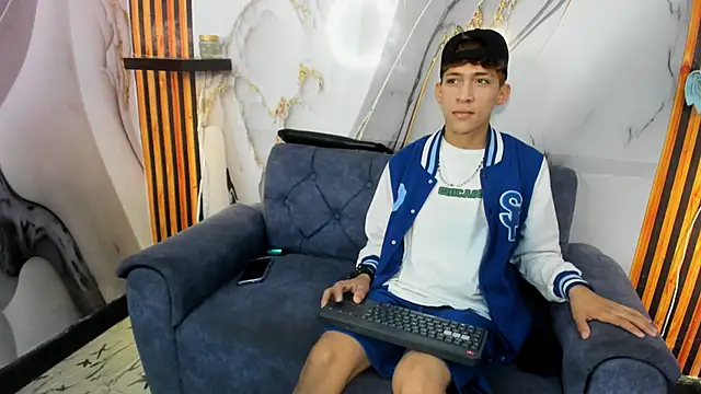 Snapshot of Alex_LatinBoy18 chatting on November 2025 08:31:01 PM Alex LatinBoy18 online show from November 2025 08:31:01 PM