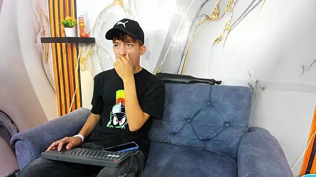 Snapshot of Alex_LatinBoy18 chatting on November 2025 08:11:02 PM Alex LatinBoy18 online show from November 2025 08:11:02 PM