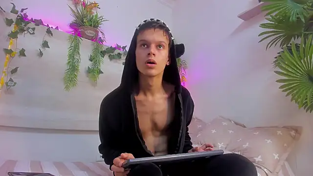 Snapshot of AngelSlimm chatting on November 2025 05:08:02 AM AngelSlimm online show from November 2025 05:08:02 AM