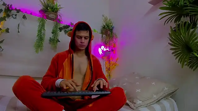 Snapshot of AngelSlimm chatting on November 2025 05:21:01 AM AngelSlimm online show from November 2025 05:21:01 AM