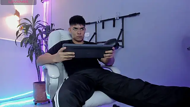 Paul 27  online show from November 2025 03:40:01 AM