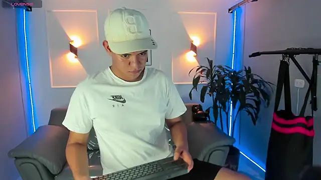 Paul 27  online show from November 2025 02:04:02 AM