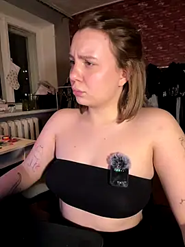 Annahylio online show from November 2025 06:23:02 PM