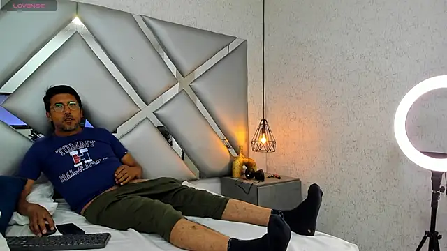 Snapshot of DANIDICK_VC chatting on November 2025 12:17:01 PM DANIDICK VC online show from November 2025 12:17:01 PM