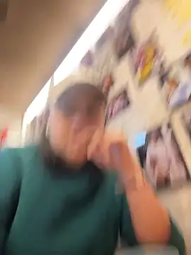 Snapshot of Laurabuu_ chatting on December 2025 10:41:02 PM Laurabuu online show from December 2025 10:41:02 PM