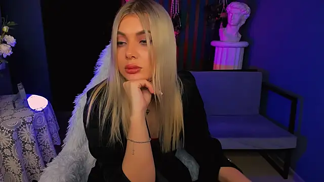 HyileyClark online show from April 2026 07:58:02 PM