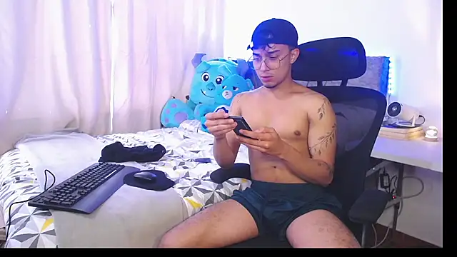 Snapshot of Thyler_west23 chatting on November 2025 03:58:02 PM Thyler west23 online show from November 2025 03:58:02 PM