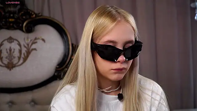 AunclreaVache online show from March 2026 02:17:02 AM