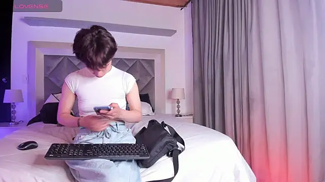 Snapshot of Brenda_Tina chatting on December 2025 09:22:02 PM Brenda Tina online show from December 2025 09:22:02 PM