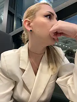 Snapshot of SenyaVibes chatting on December 2025 02:44:01 PM SenyaVibes online show from December 2025 02:44:01 PM