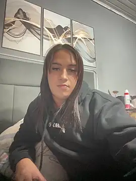 larysinha online show from June 2026 10:37:01 PM