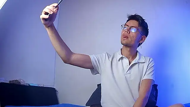 nicolatinboy online show from February 2026 09:09:02 PM