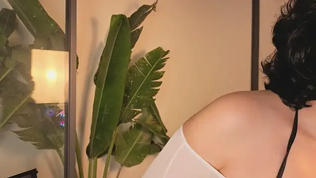 Snapshot of LumiYume chatting on December 2025 09:00:01 PM LumiYume online show from December 2025 09:00:01 PM