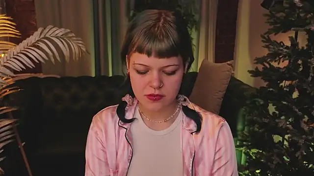 Snapshot of HelyEre chatting on December 2025 09:46:02 PM HelyEre online show from December 2025 09:46:02 PM