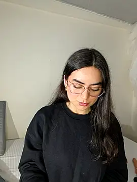 saasha Petit online show from April 2026 11:06:01 AM