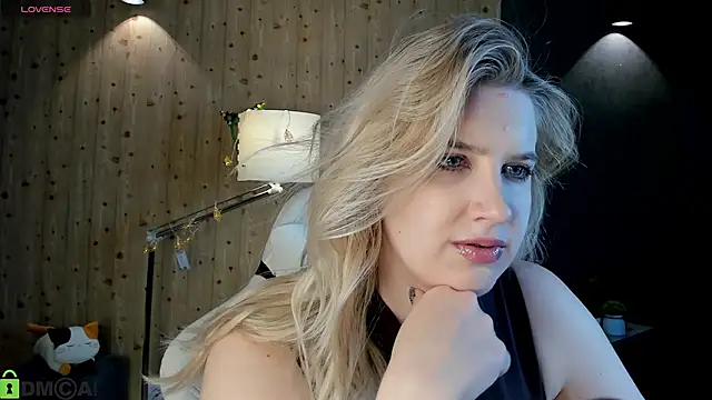 LunasShine online show from December 2025 04:06:02 AM