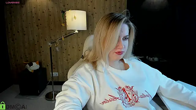 LunasShine online show from December 2025 04:17:01 AM