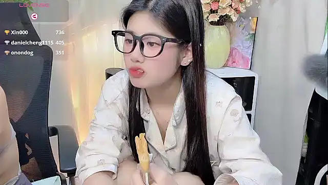 Snapshot of Yvonne-07 chatting on December 2025 01:54:01 AM Yvonne-07 online show from December 2025 01:54:01 AM