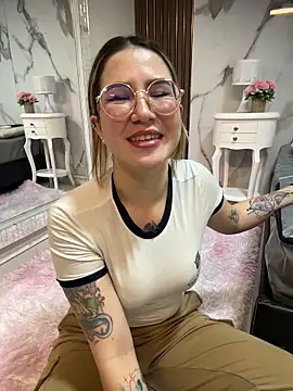 Annyhathatway online show from May 2026 11:34:04 PM