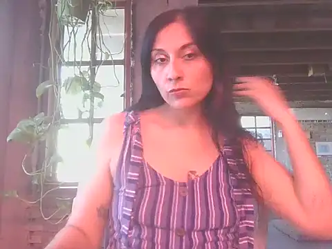 Snapshot of DommeVioleta chatting on May 2026 12:27:01 AM DommeVioleta online show from May 2026 12:27:01 AM