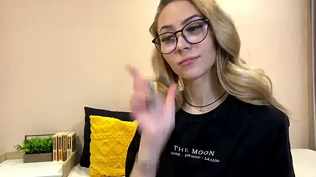 Snapshot of sun_under_skyy chatting on December 2025 10:21:02 AM sun under skyy online show from December 2025 10:21:02 AM