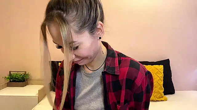 Snapshot of sun_under_skyy chatting on December 2025 10:11:02 AM sun under skyy online show from December 2025 10:11:02 AM