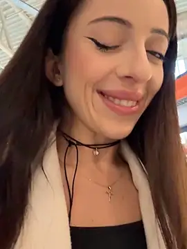 YeaLina online show from December 2025 10:09:02 AM